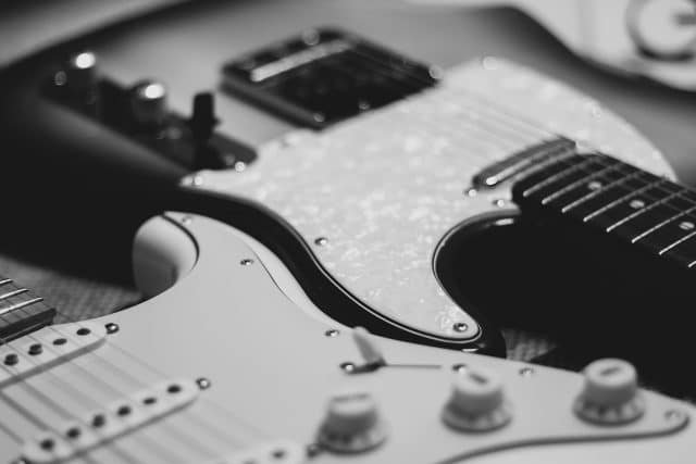 2_strat_guitars 2_strat_guitars